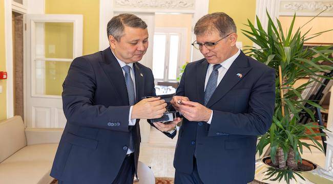 Başkan Tugay Kazakistan heyetini ağırladı