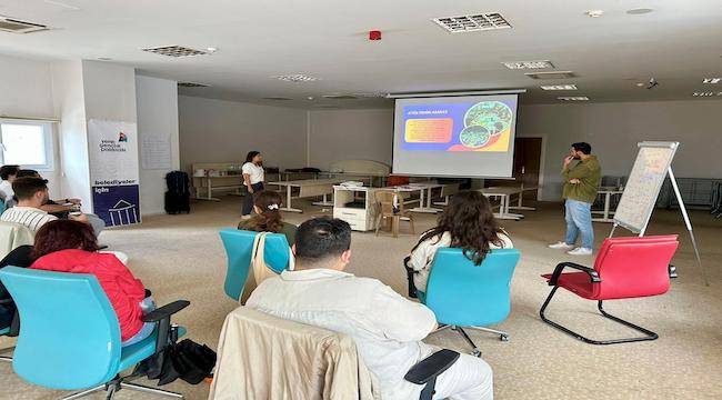 İzmir'de gençlere belediye çalışmaları hakkında eğitim