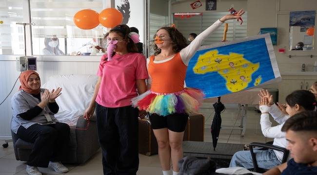 İzmir Şehir Tiyatroları'nın "Sanat İyileştirir" projesi sürüyor