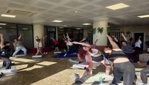 İzmirli gençler için yoga saati