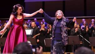 Bedia Akartürk'ten Büyükşehir korosuna yeni yıl sürprizi