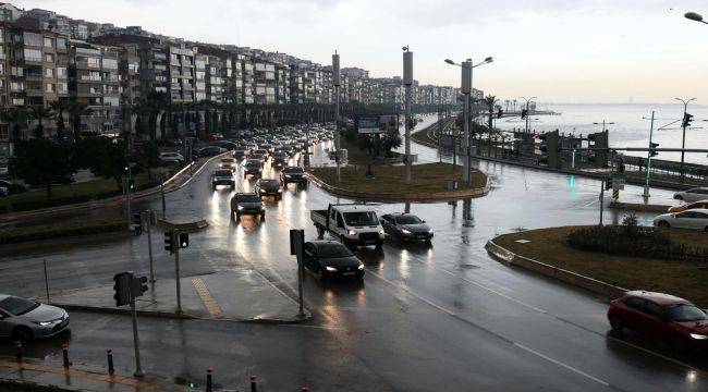 İzmir Büyükşehir Belediyesi ekipleri sağanak nedeniyle seferber oldu