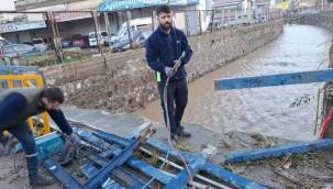 İzmir Büyükşehir Belediyesi ekipleri sağanak yağış nedeniyle seferber oldu