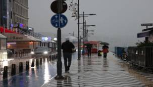 İzmir Büyükşehir Belediyesi ekipleri sağanak yağış ve fırtına nedeniyle seferber oldu
