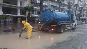 İzmir Büyükşehir Belediyesi ekipleri yağış nöbetinde