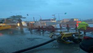 İzmir Büyükşehir Belediyesi ekiplerinin sağanak ve fırtına mesaisi