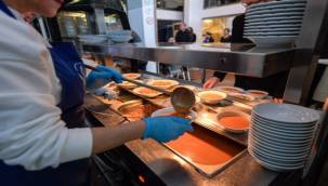 İzmir'de bir tabak yemekle hayatlar ısınıyor