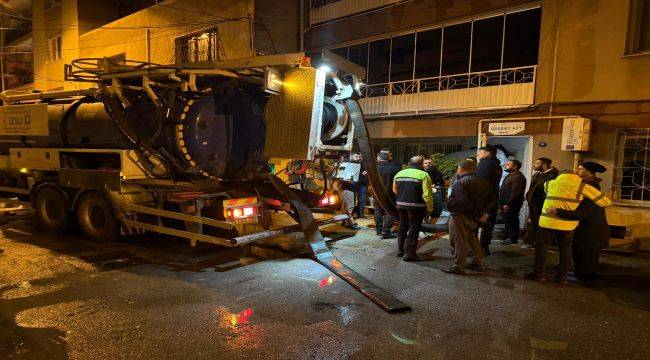 İzmir'de ekipler gece boyunca sahada