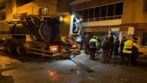 İzmir'de ekipler gece boyunca sahada