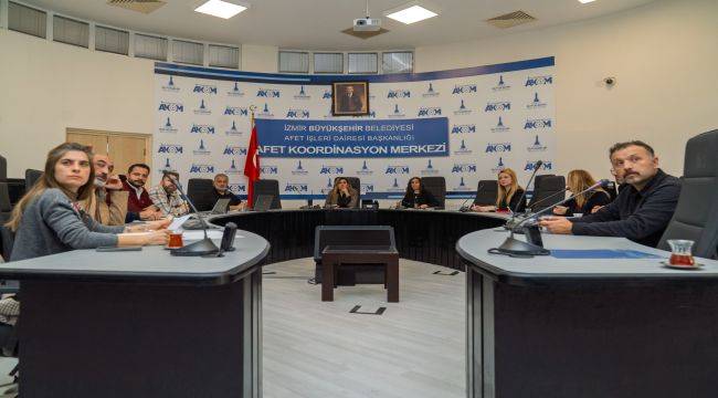 İzmir'de yağış sonrası hasar tespit ve müdahale çalışmaları devam ediyor