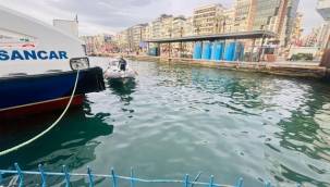 İzmir İtfaiyesi, iskele altında sıkışan kediyi kurtardı
