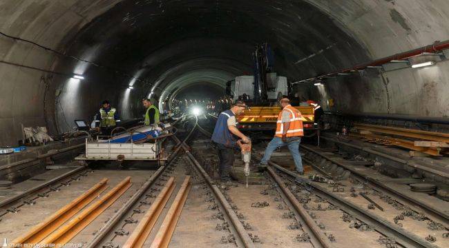Bornova'da metro hattında raylar yenileniyor