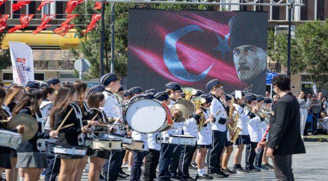 Her yer Türk bayrağı, her yer Atatürk