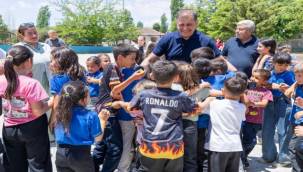Başkan Tugay'dan Kirazlı çocuklara karne hediyesi