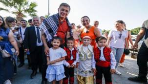 Selçuk'ta Şen Şeftali Şenliği üreticiye umut oldu