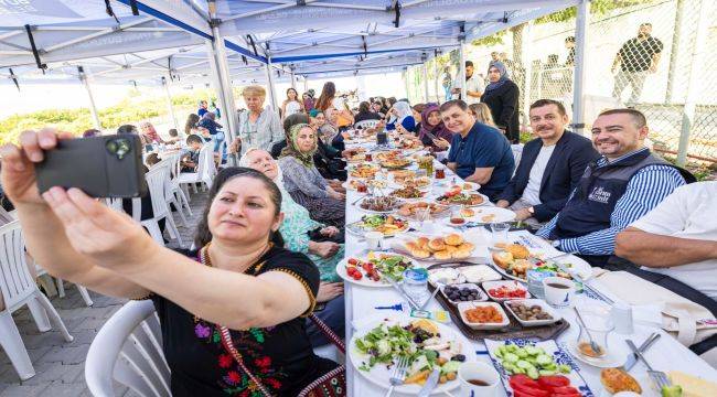 Toprakla buluşan kadınlar, hasat sevincini Başkan Tugay'la yaşadı