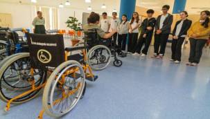 İzmir'de empati parkuru: Engelleri deneyimleyerek fark ediyorlar