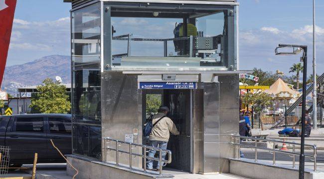 İzmir Metrosu'ndan Dokuz Eylül Hastanesi'ne kesintisiz yaya tüneli açıldı