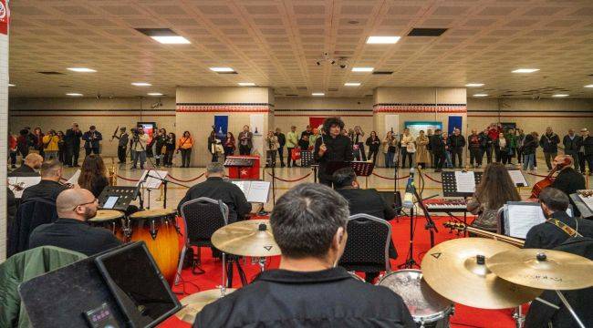 İzmir Metrosu'nu Cumhuriyet coşkusu sardı 